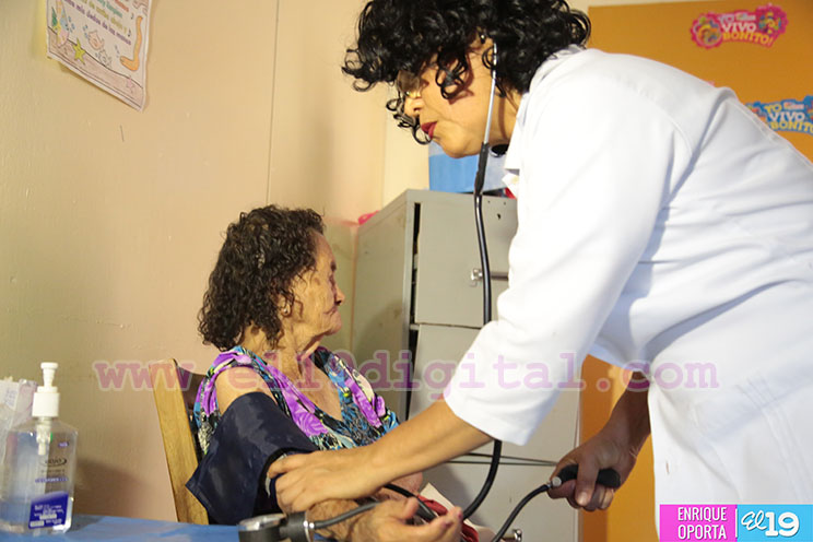 Madres de h&eacute;roes y m&aacute;rtires son atendidas con medicina natural y terapias complementarias